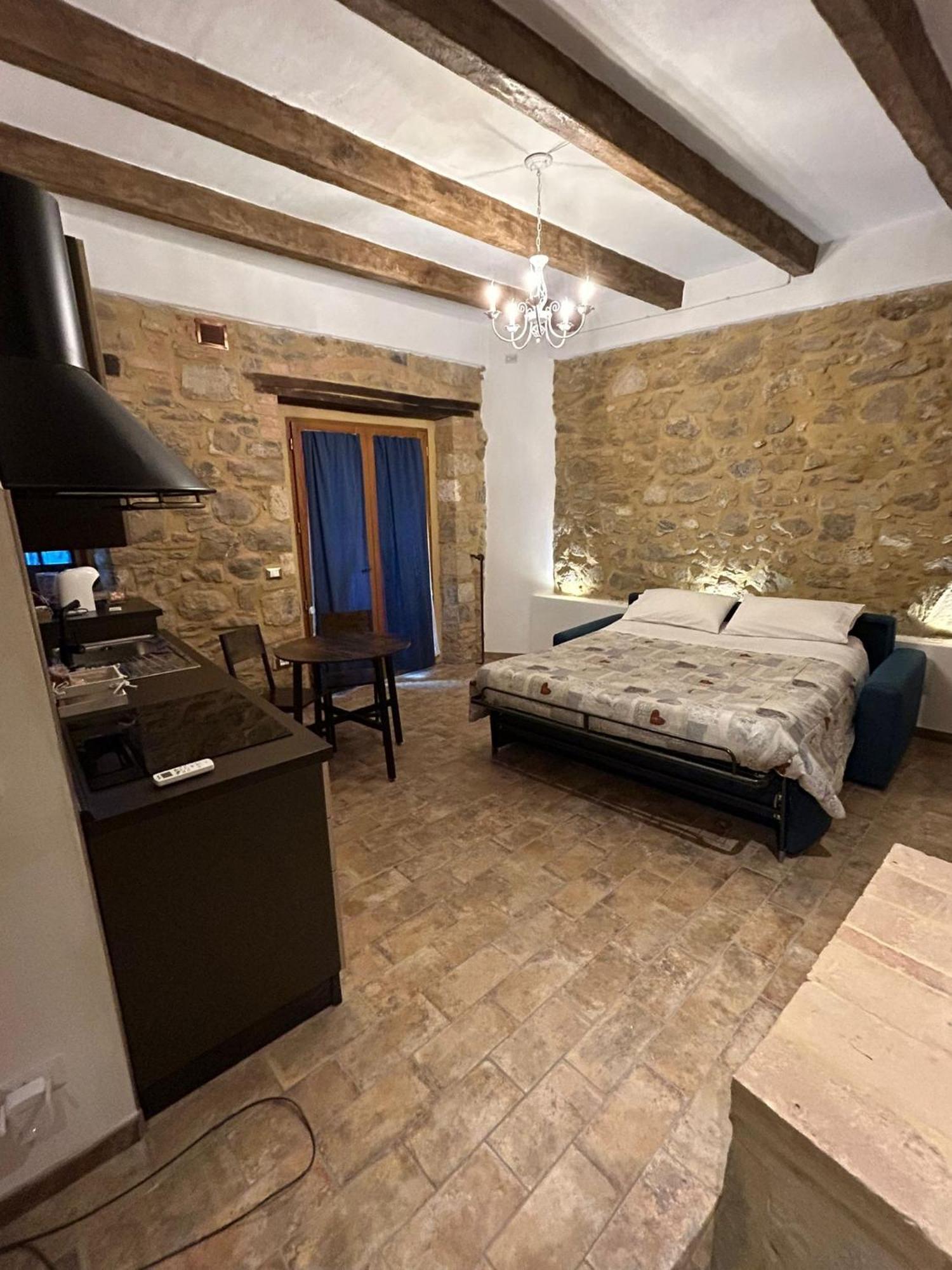 Apartamento Borgo Di Mezzo Castelnuovo dellʼAbate Exterior foto