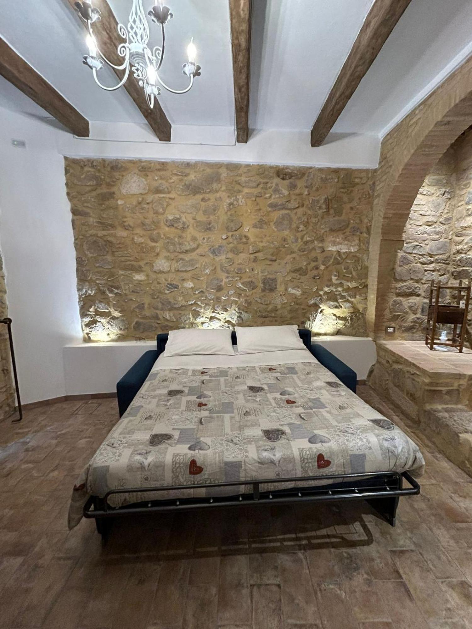 Apartamento Borgo Di Mezzo Castelnuovo dellʼAbate Exterior foto